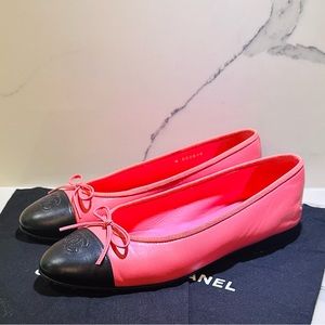 CHANEL CORAL PINK LAMBSKIN WITH BLACK CAP TOE & CLASSIC CC LOGO BALLERINA FLATS